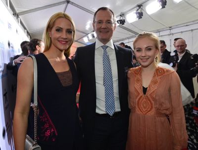 Moderatorin Judith Rakers, Studio Hamburg Chef Johannes Zuell und Nachwuchspreis-Gewinnerin Elisa Schlott.