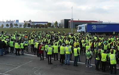 Die Proteste haben einen ganz klaren Adressaten, es ist der Praesident. Emmanuel Macron solle zuruecktreten, darüber sind sich alle einig