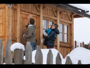 Die Roter Hahn Bauern Hoefe in Suedtirol werden traditionell zwischen der Wintersonnenwende und dem Dreikoenigstag gesegnet Die Roter Hahn Bauern Hoefe in Suedtirol werden traditionell zwischen der Wintersonnenwende und dem Dreikoenigstag gesegnet