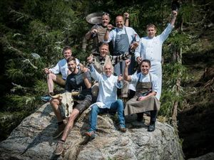Bei The Unplugged Taste toben sich fuenf Suedtiroler und zwei internationale Top-Koeche auf der Gompm Alm oberhalb von Schenna kreativ aus