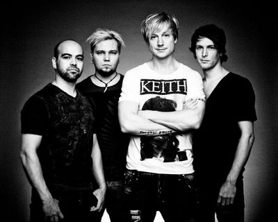 Sunrise Avenue mit Cello, Mundharmonika, Horn und Percussions....?!? Geht nicht?! Geht sehr wohl! Der Startschuss für die BIG BAND THEORY-Tour, wie die Finnen sie selbst nennen, startet am 2. März 2013 in Kiel und wird sie über Deutschland auch in die Schweiz, nach Österreich, Tschechien, Holland und Luxemburg führen.
