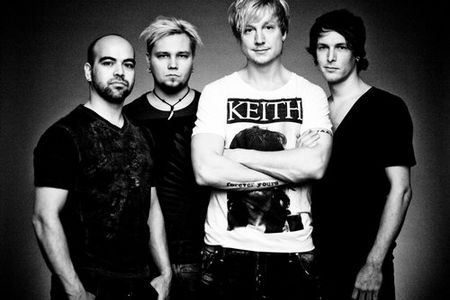 Sunrise Avenue mit Cello, Mundharmonika, Horn und Percussions....?!? Geht nicht?! Geht sehr wohl! Der Startschuss für die BIG BAND THEORY-Tour, wie die Finnen sie selbst nennen, startet am 2. März 2013 in Kiel und wird sie über Deutschland auch in die Schweiz, nach Österreich, Tschechien, Holland und Luxemburg führen.