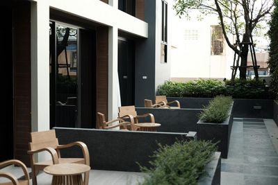 Die Hotelzimmer des neuen Centra by Centara Bangkok Phra Nakhon gruppieren sich um einen ruhigen Innenhof und bieten eine entspannte Auszeit vom Sightseeing in der thailändischen Hauptstadt