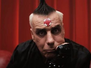 Das Plattenlabel Universal Music Entertainment setzt seine Zusammenarbeit mit der Band Rammstein vorläufig aus Das Plattenlabel Universal Music Entertainment setzt seine Zusammenarbeit mit der Band Rammstein vorläufig aus