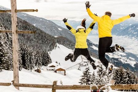 Im Winter genießen Urlauber von den hoch gelegenen Ortsteilen der Suedtiroler Gemeinde Schenna weite Ausblicke ueber das Meraner Land. Skilifte sucht man dort uebrigens vergeblich