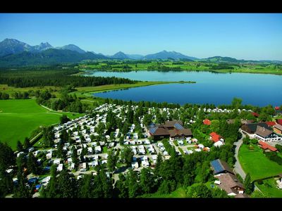 Von der 5-Sterne-Anlage „Camping Hopfensee“ in Füssen/Allgäu sind es nur wenige Gehminuten zum Kneipp-Erlebnisareal am Ufer und ein paar Schwimmzüge zur Kneipp-Insel, beide errichtet im Zuge des EU-Projekts Lebensspur Lech