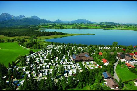 Von der 5-Sterne-Anlage „Camping Hopfensee“ in Füssen/Allgäu sind es nur wenige Gehminuten zum Kneipp-Erlebnisareal am Ufer und ein paar Schwimmzüge zur Kneipp-Insel, beide errichtet im Zuge des EU-Projekts Lebensspur Lech