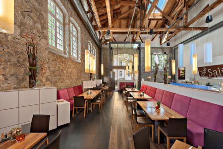 Die hölzerne Dachkonstruktion des einstigen Bad Reichenhaller Sudhauses ist im coolen Restaurant Salin noch sichtbar