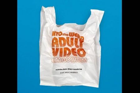 Mit dieser Tueten-Version outen sich die Leute als vermeintliche Kunden schmuddeliger Porno-Shops