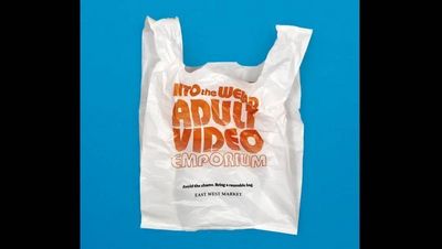 Mit dieser Tueten-Version outen sich die Leute als vermeintliche Kunden schmuddeliger Porno-Shops