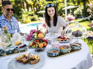 Im Südtiroler Hotel Lagrein in Schenna können es sich Paare schon beim Frühstück de luxe so richtig gut gehen lassen Im Südtiroler Hotel Lagrein in Schenna können es sich Paare schon beim Frühstück de luxe so richtig gut gehen lassen