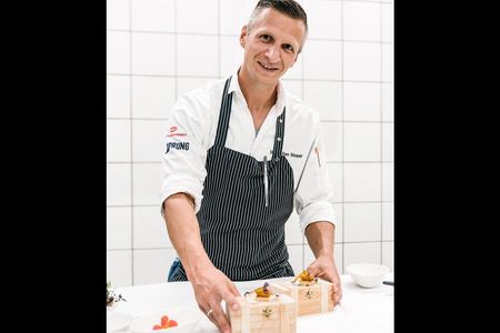 Zum Mitnehmen oder selbst Ausprobieren – Sternekoch Maximilian Moser und sein Team vom Hotel Vier Jahreszeiten Starnberg haben fuer den Valentinstag 2021 vier besondere Gaenge kreiert