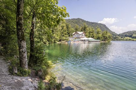 Der Rundweg am Thumsee oberhalb von Bad Reichenhall/Oberbayern führt Wanderer vorbei an idyllischen Badeplätzen sowie am Gasthaus Seewirt