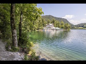 Der Rundweg am Thumsee oberhalb von Bad Reichenhall/Oberbayern führt Wanderer vorbei an idyllischen Badeplätzen sowie am Gasthaus Seewirt Der Rundweg am Thumsee oberhalb von Bad Reichenhall/Oberbayern führt Wanderer vorbei an idyllischen Badeplätzen sowie am Gasthaus Seewirt