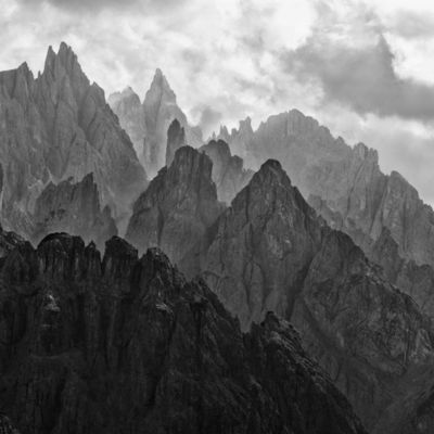 Die tiefe Verbundenheit des Kuenstlers Peter Mathis zeigt sich in seinen Arbeiten ueber die Berge