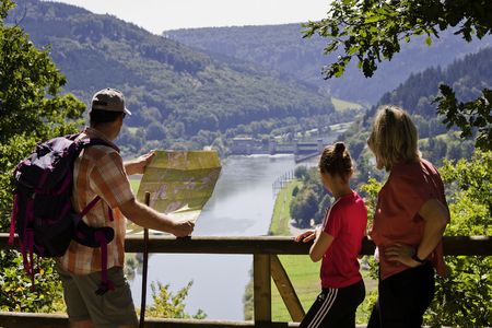Reisen Wandern Neckarsteig Familie mit Karte