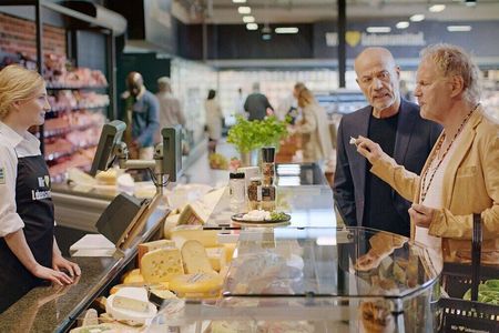 Während Uwe Ochsenknecht an der Käsetheke schwelgt, will Heiner Lauterbach einfach nur gehen: der neue Edeka-TV-Spot