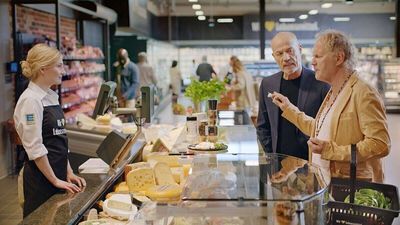 Während Uwe Ochsenknecht an der Käsetheke schwelgt, will Heiner Lauterbach einfach nur gehen: der neue Edeka-TV-Spot