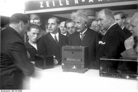 Albert Einstein sprach zur Eroeffnung der Funkausstellung 1930 ein per Radio uebertragenes Grußwort
