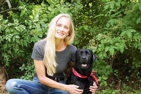 Autorin Almut Otto mit Labrador