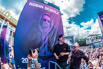 Die DJ-Größe Robin Schulz ist auch in Duesseldorf dabei, beim groessten Club der Welt