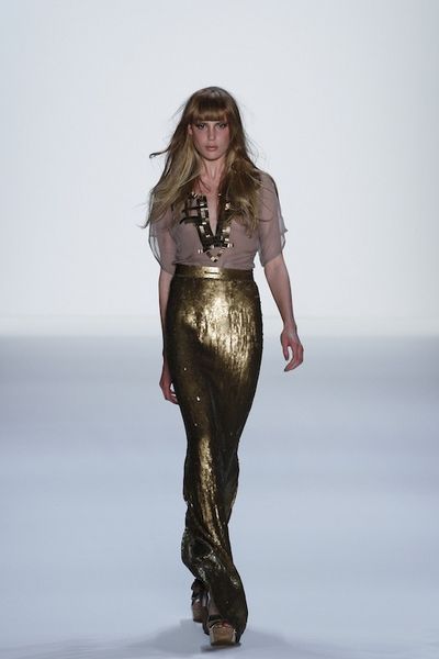 GLAW Fashion Week Berlin langer Rock glaenzender Goldstoff