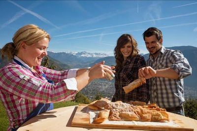 Wenn das Wetter mitspielt kann das Krapfen Essen auf Suedtirols Roter Hahn Hoefen auch im Spaetherbst noch draußen stattfinden