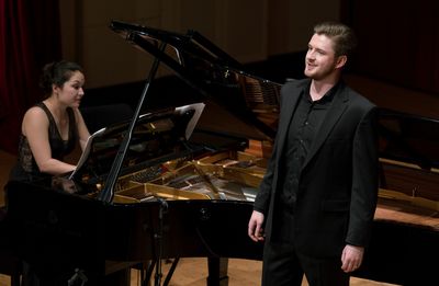 Renate Rohlfing und Samuel Hasselhorn beim musizieren
