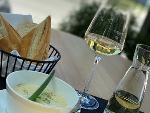 Die Kaesesuppe ist ein traditionelles Gericht mit urspruenglichen Zutaten aus dem Tiroler Lechtal, Teil der Lebensspur Lech Die Kaesesuppe ist ein traditionelles Gericht mit urspruenglichen Zutaten aus dem Tiroler Lechtal, Teil der Lebensspur Lech