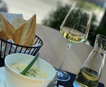 Die Kaesesuppe ist ein traditionelles Gericht mit urspruenglichen Zutaten aus dem Tiroler Lechtal, Teil der Lebensspur Lech