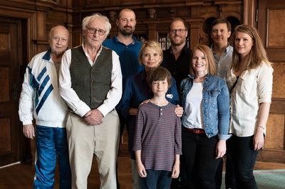 Auf dem Foto Thomas Thieme, Guenther Maria Halmer, Winfried Oelsner, Uschi Glas, Jona Eisenblaetter, Martin Richter, Marion Wagner, Tonio Kellner, Elena Lindenzweig