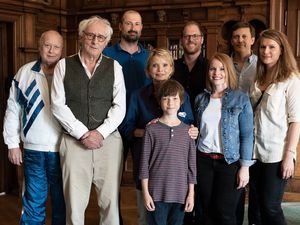 Auf dem Foto Thomas Thieme, Guenther Maria Halmer, Winfried Oelsner, Uschi Glas, Jona Eisenblaetter, Martin Richter, Marion Wagner, Tonio Kellner, Elena Lindenzweig Auf dem Foto Thomas Thieme, Guenther Maria Halmer, Winfried Oelsner, Uschi Glas, Jona Eisenblaetter, Martin Richter, Marion Wagner, Tonio Kellner, Elena Lindenzweig