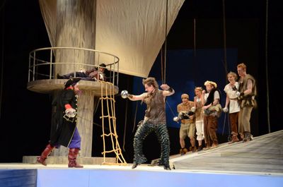 Eines Nachts fliegt Peter Pan auf einem seiner Streifzüge über London
