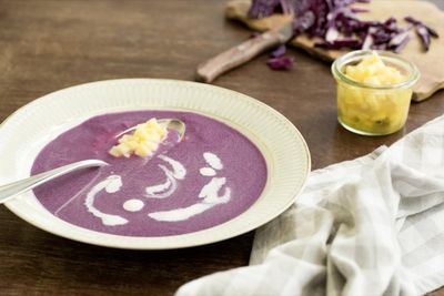 Rotkohlsuppe und Apfelbirnenkompott fuer Geniesser
