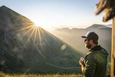 Wer einmal das Naturspektakel des Sonnenaufgangs über Schennas Bergwelt erlebt hat, der steht freiwillig auf