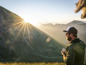 Wer einmal das Naturspektakel des Sonnenaufgangs über Schennas Bergwelt erlebt hat, der steht freiwillig auf
