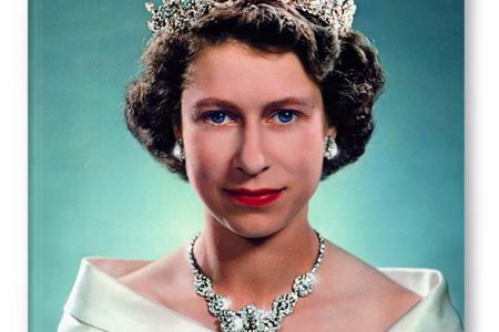 Die königlichsten Fotos aus dem Leben von Elizabeth II., vereint in Reuel Goldens und Christopher Warwicks Bildband "Her Majesty"