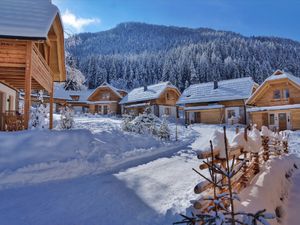 Gastgeberfamilie Forstnig darf sich ueber den HolidayCheck Award 2020 fuer ihr Trattlers Hof-Chalets freuen Gastgeberfamilie Forstnig darf sich ueber den HolidayCheck Award 2020 fuer ihr Trattlers Hof-Chalets freuen