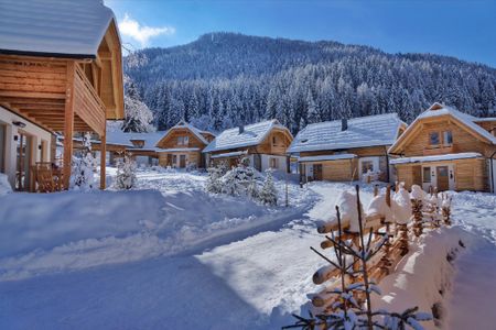 Gastgeberfamilie Forstnig darf sich ueber den HolidayCheck Award 2020 fuer ihr Trattlers Hof-Chalets freuen