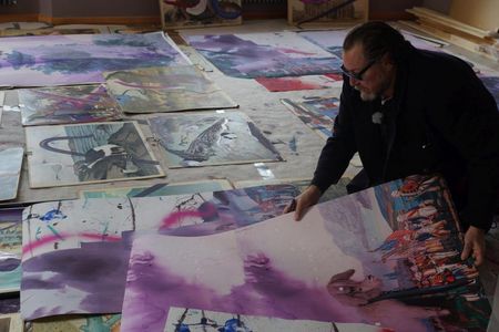 Julian Schnabel signiert ein Bild