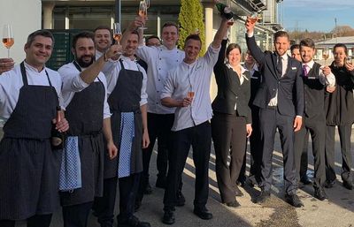 Glaeser hoch fuers fuenfte Jahr in Folge mit Michelin-Stern – Chefkoch Maximilian Moser und das Team des Gourmetrestaurant Aubergine in Starnberg