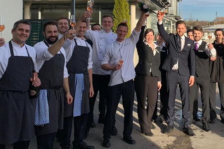 Glaeser hoch fuers fuenfte Jahr in Folge mit Michelin-Stern – Chefkoch Maximilian Moser und das Team des Gourmetrestaurant Aubergine in Starnberg