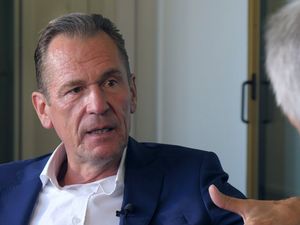 Die meisten anderen Journalisten, schrieb Döpfner, seien zu "Propaganda-Assistenten" geworden Die meisten anderen Journalisten, schrieb Döpfner, seien zu "Propaganda-Assistenten" geworden.