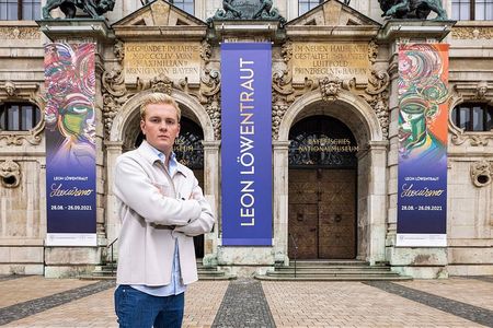 Leon Löwentraut vor dem  Bayerischen Nationalmuseum