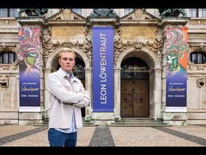 Leon Löwentraut vor dem  Bayerischen Nationalmuseum