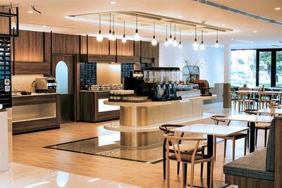 Für das Déjà Brew Lifestyle Café erhalten Gäste des neuen Budget-Hotels Centra by Centara Bangkok Phra Nakhon bei der Buchung zusätzlich ein Tagesguthaben von rund 16 Euro