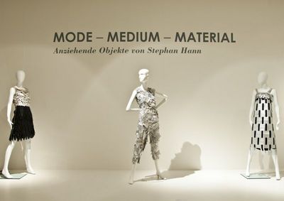ausstellung in karlsruhe Mode – Medium – Material