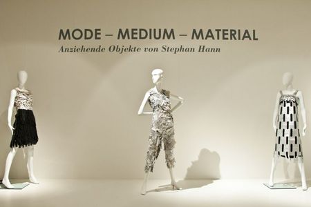 ausstellung in karlsruhe Mode – Medium – Material