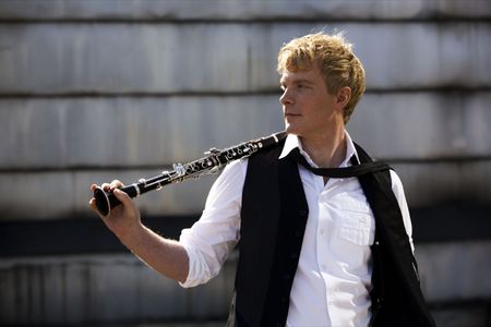 Martin Froest spielt Klarinette und gibt Konzert mit dem RSB