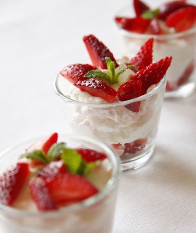 Fruechte-Joghurt mit Erdbeeren